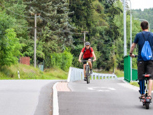 Cyklistům už slouží nová část stezky, která vede z centra města až na Lochotín