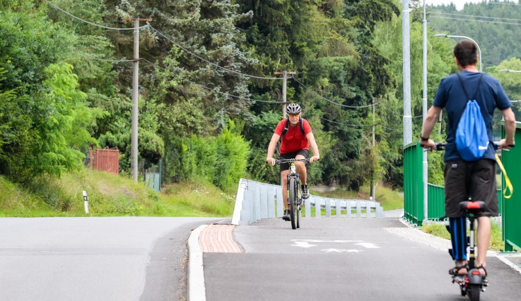Cyklistům už slouží nová část stezky, která vede z centra města až na Lochotín