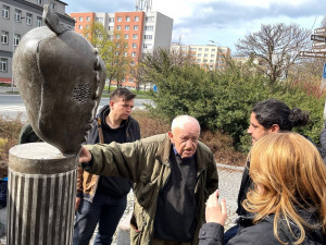 Akademický sochař Jan Hendrych diskutuje se svými studenty na výstavě v Klatovech