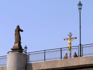 Rooseveltům most zdobí několik historických soch