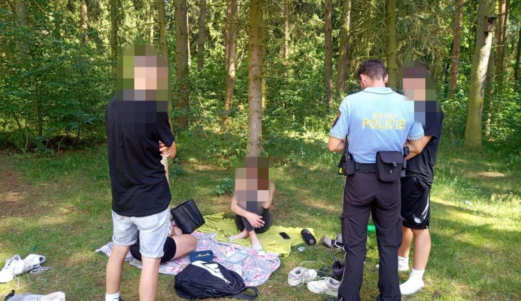 Mládež oslavila konec školního roku popíjením v Borském parku, nejmladší nadýchal 1,5 promile