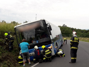Hasiči vyprošťovali deset osob z havarovaného autobusu, který po průjezdu zatáčkou skončil v příkopu