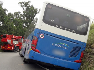 Hasiči vyprošťovali deset osob z havarovaného autobusu, který skončil v příkopu