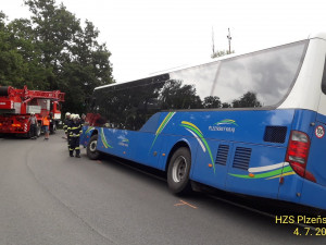 Hasiči vyprošťovali deset osob z havarovaného autobusu, který skončil v příkopu