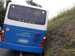 Hasiči vyprošťovali deset osob z havarovaného autobusu, který skončil v příkopu