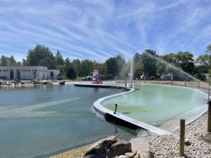 Oblíbené koupací jezírko ve Škodalandu dostalo nové brouzdaliště, doplňuje ho maják se skluzavkou