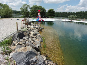 Oblíbené koupací jezírko ve Škodalandu dostalo nové brouzdaliště, doplňuje ho maják se skluzavkou