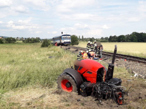 Vlak na přejezdu smetl traktor, jeho řidič střet nepřežil. Záchranáři ošetřovali i zraněné pasažéry