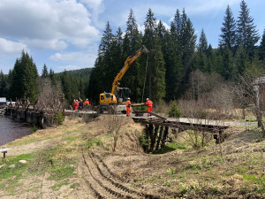 Počasí zpozdilo opravu hradlového mostu u Modravy, otevře se později