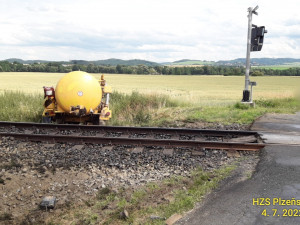 Vlak na přejezdu smetl traktor, jeho řidič střet nepřežil. Záchranáři ošetřovali i zraněné pasažéry