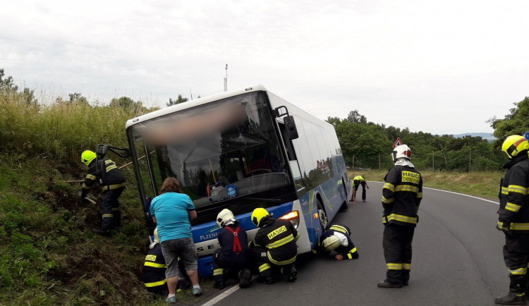 Hasiči vyprošťovali deset osob z havarovaného autobusu, který skončil v příkopu
