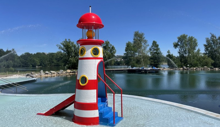 Oblíbené koupací jezírko ve Škodalandu dostalo nové brouzdaliště, doplňuje ho maják se skluzavkou