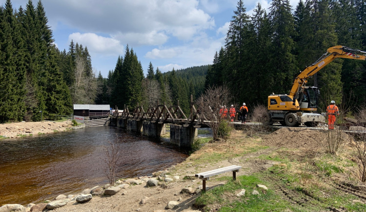 Počasí zpozdilo opravu hradlového mostu u Modravy, otevře se později