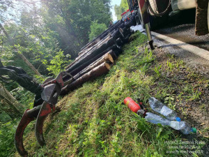 Kamion s nákladem dřeva náhle vzplál, statečný řidič dokázal hydraulickou rukou vyložit většinu hořících klád