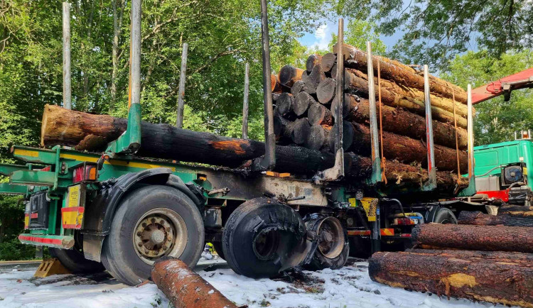 Kamion s nákladem dřeva zachvátil požár, statečný řidič dokázal hydraulickou rukou vyložit většinu hořících klád