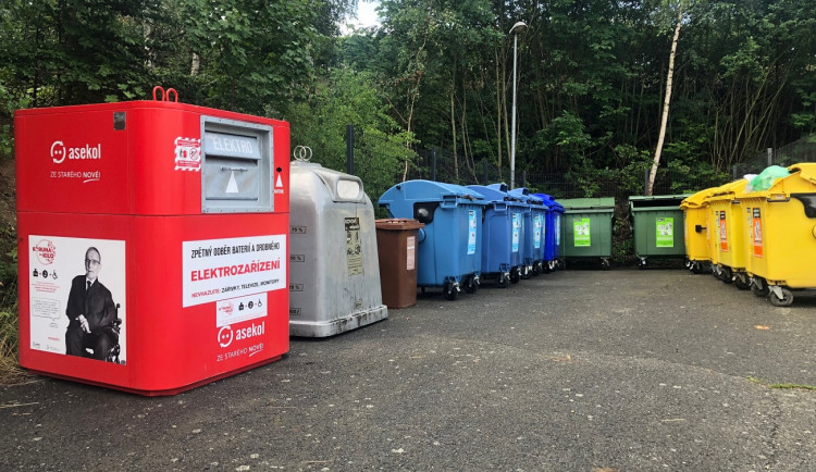 Obyvatelům Čtyřky slouží první sběrné místo i popelnice na tuky