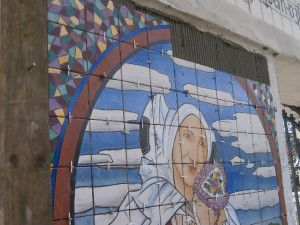 Více než 70 let stará mozaika na hřbitovní bráně v Klenčí opět září novotou