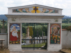 Více než 70 let stará mozaika na hřbitovní bráně v Klenčí opět září novotou