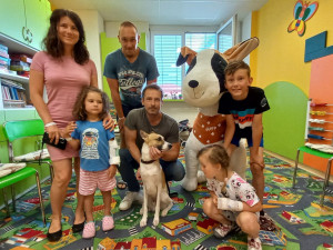 Dětské pacienty v Klatovské nemocnici potěšil knižní a filmový psí hrdina Gump