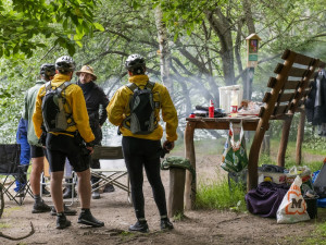 Němečtí turisté vjeli autem do chráněného území, u Černého jezera na Šumavě kempovali se stanem u ohně
