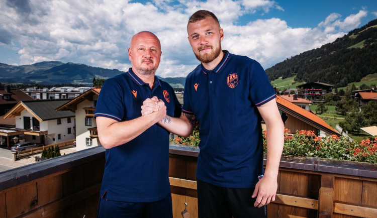 Brankář Jindřich Staněk prodloužil až do roku 2025 smlouvu s FC Viktoria Plzeň. Na snímku s generálním ředitelem klubu Adolfem Šádkem