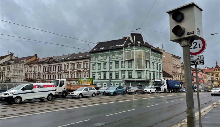 Kolony vozidel v Plzni na Klatovské třídě