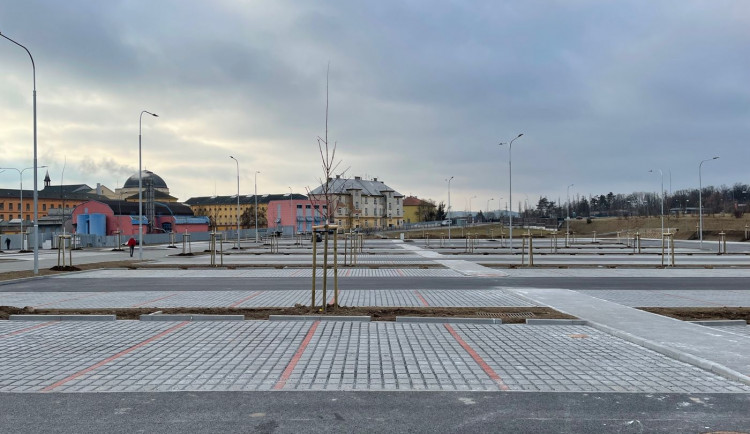 Parkovací lístek jako celodenní jízdenka v MHD platí pro řidiče, kteří využijí nové parkoviště na Borech