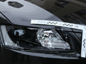Vandal zběsile zaútočil na zaparkované vozidlo značky Audi, zdemoloval ho ze všech stran