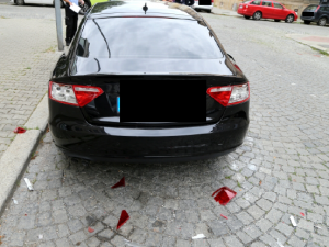 Vandal zběsile zaútočil na zaparkované vozidlo značky Audi, zdemoloval ho ze všech stran