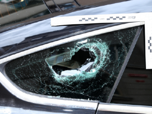 Vandal zběsile zaútočil na zaparkované vozidlo značky Audi, zdemoloval ho ze všech stran