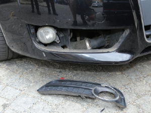 Vandal zběsile zaútočil na zaparkované vozidlo značky Audi, zdemoloval ho ze všech stran