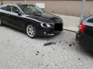 Vandal zběsile zaútočil na zaparkované vozidlo značky Audi, zdemoloval ho ze všech stran