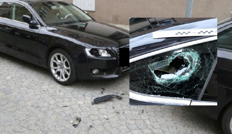 Vandal zběsile zaútočil na zaparkované vozidlo značky Audi, poničil ho ze všech stran