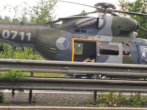 Na dálnici přistál vrtulník armádních záchranářů
