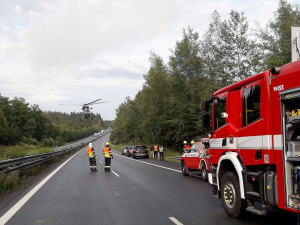 Těžké nehoda ochromila provoz na dálnici D5, jeden muž je v kritickém stavu, další utrpěl těžké zranění