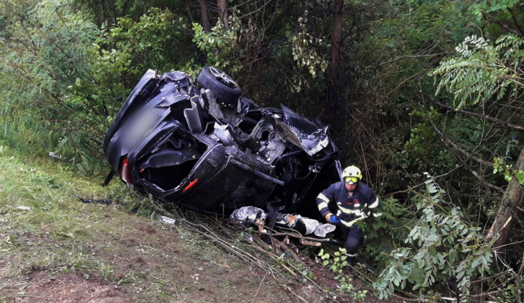 Těžké nehoda ochromila provoz na dálnici D5, jeden muž je v kritickém stavu, další utrpěl těžké zranění