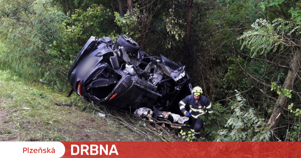 Těžká nehoda ochromila provoz na dálnici D5, jeden muž je v kritickém stavu, další utrpěl vážné zranění