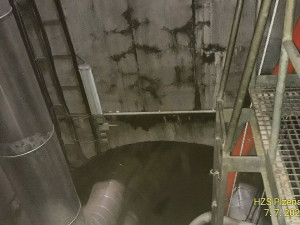 Hasiči v hloubce čerpali vodu ze zatopeného kolektoru, natekla tam po poruše vodovodního potrubí