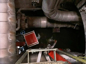 Hasiči v hloubce čerpali vodu ze zatopeného kolektoru, natekla tam po poruše vodovodního potrubí