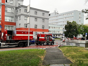 Hasiči v hloubce čerpali vodu ze zatopeného kolektoru, natekla tam po poruše vodovodního potrubí