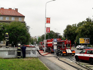 Hasiči v hloubce čerpali vodu ze zatopeného kolektoru, natekla tam po poruše vodovodního potrubí