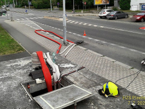 Hasiči v hloubce čerpali vodu ze zatopeného kolektoru, natekla tam po poruše vodovodního potrubí