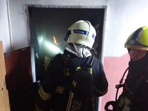 Hasiči likvidovali požár uvnitř bytu zaplněného harampádím, které komplikovalo zásah