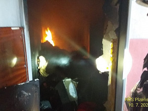 Hasiči likvidovali požár uvnitř bytu zaplněného harampádím, které komplikovalo zásah