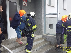 Evakuace osob z hořícího bytu