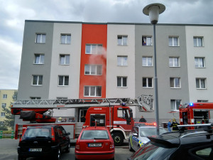 Hasiči likvidovali požár uvnitř bytu zaplněného harampádím, které komplikovalo zásah