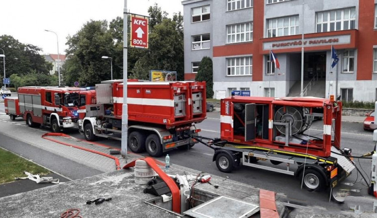 Hasiči v hloubce čerpali vodu vodu ze zatopeného kolektoru, natekla tam po poruše vodovodního potrubí