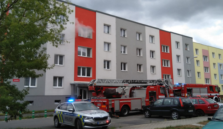 Hasiči likvidovali požár uvnitř bytu zaplněného harampádím, které komplikovalo zásah