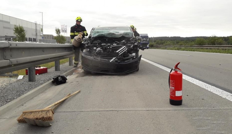 Další řidič havaroval na dálnici D5 v důsledku mikrospánku, při nehodě osobáku se zranili dva muži