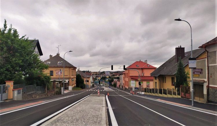 Mnozí motoristé se obávají nových semaforů, které jsou na křižovatce ve strmém stoupání